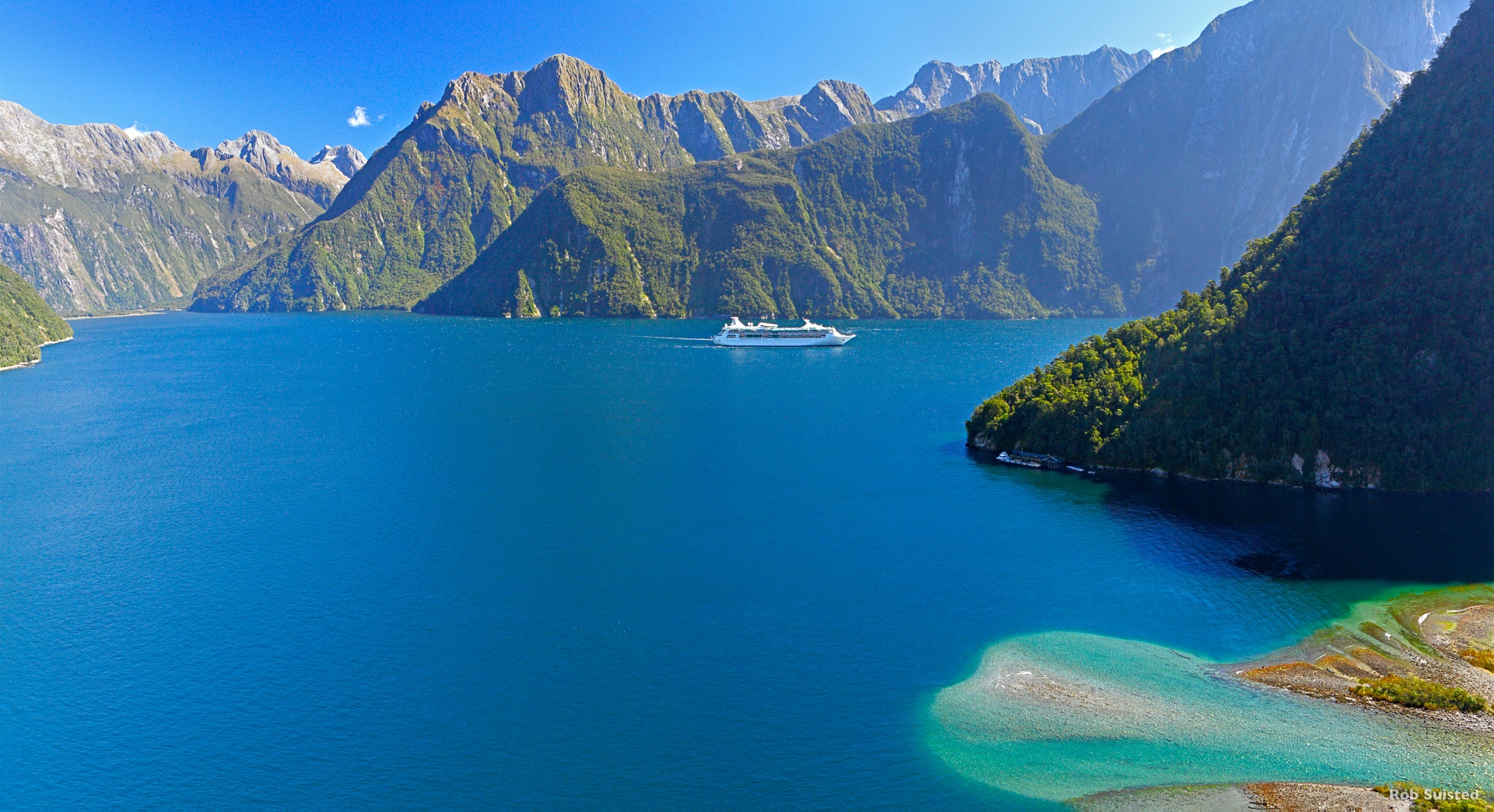 Five reasons to take a scenic flight in Fiordland